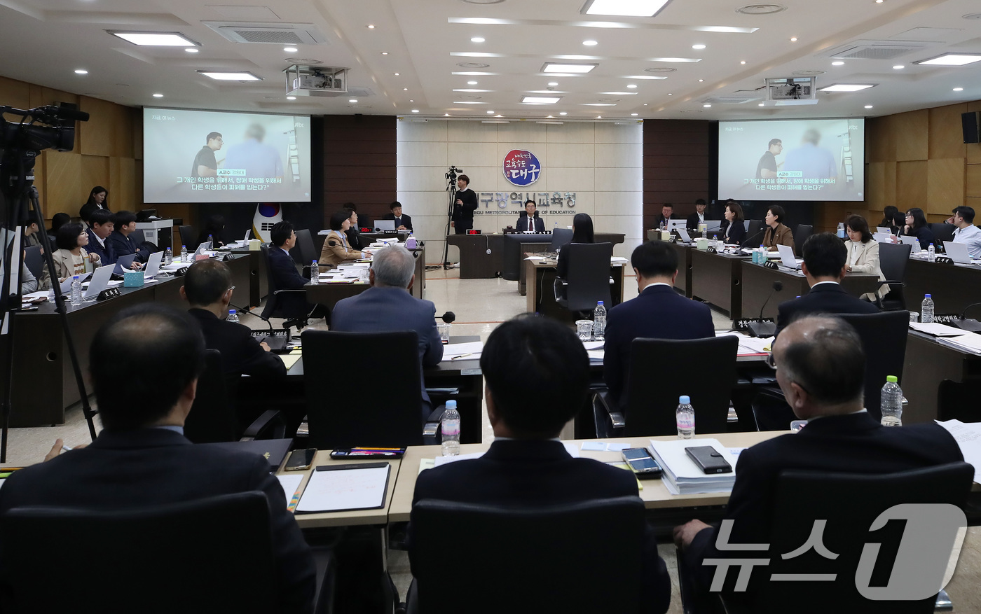 (대구=뉴스1) 공정식 기자 = 22일 오전 대구시교육청에서 열린 국회 교육위원회의 경북대, 강원대, 경북대병원, 강원대병원, 경북대치과병원, 강릉원주대치과병원에 대한 국정감사에서 …