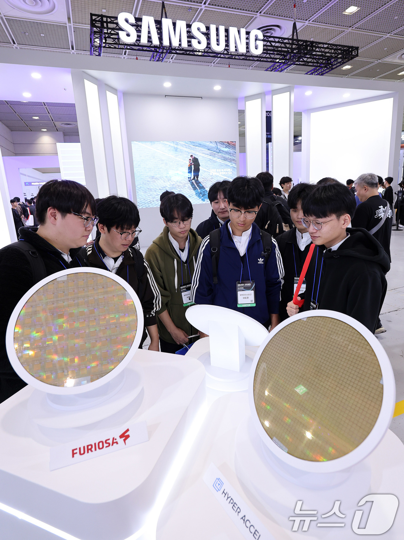 (서울=뉴스1) 박지혜 기자 = 22일 서울 강남구 코엑스에서 열린 제27회 반도체 대전(SEDEX 2025)을 찾은 관람객들이 전시를 둘러보고 있다.한국반도체산업협회가 오는 24 …