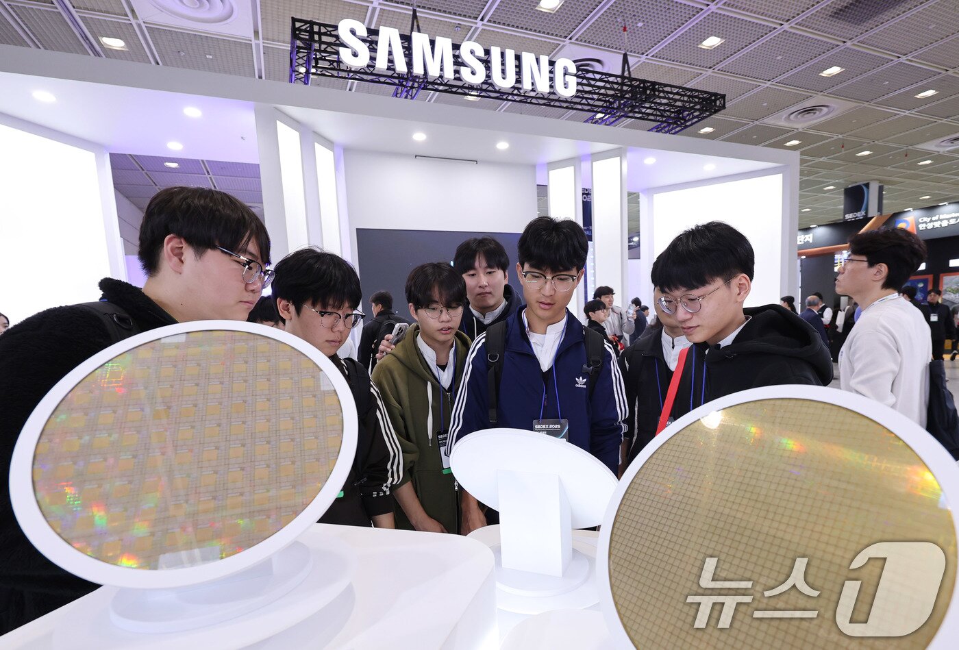 본문 이미지 - 22일 서울 강남구 코엑스에서 열린 제27회 반도체 대전&#40;SEDEX 2025&#41;을 찾은 학생들이 전시를 둘러보고 있다.  2025.10.22/뉴스1 ⓒ News1 박지혜 기자
