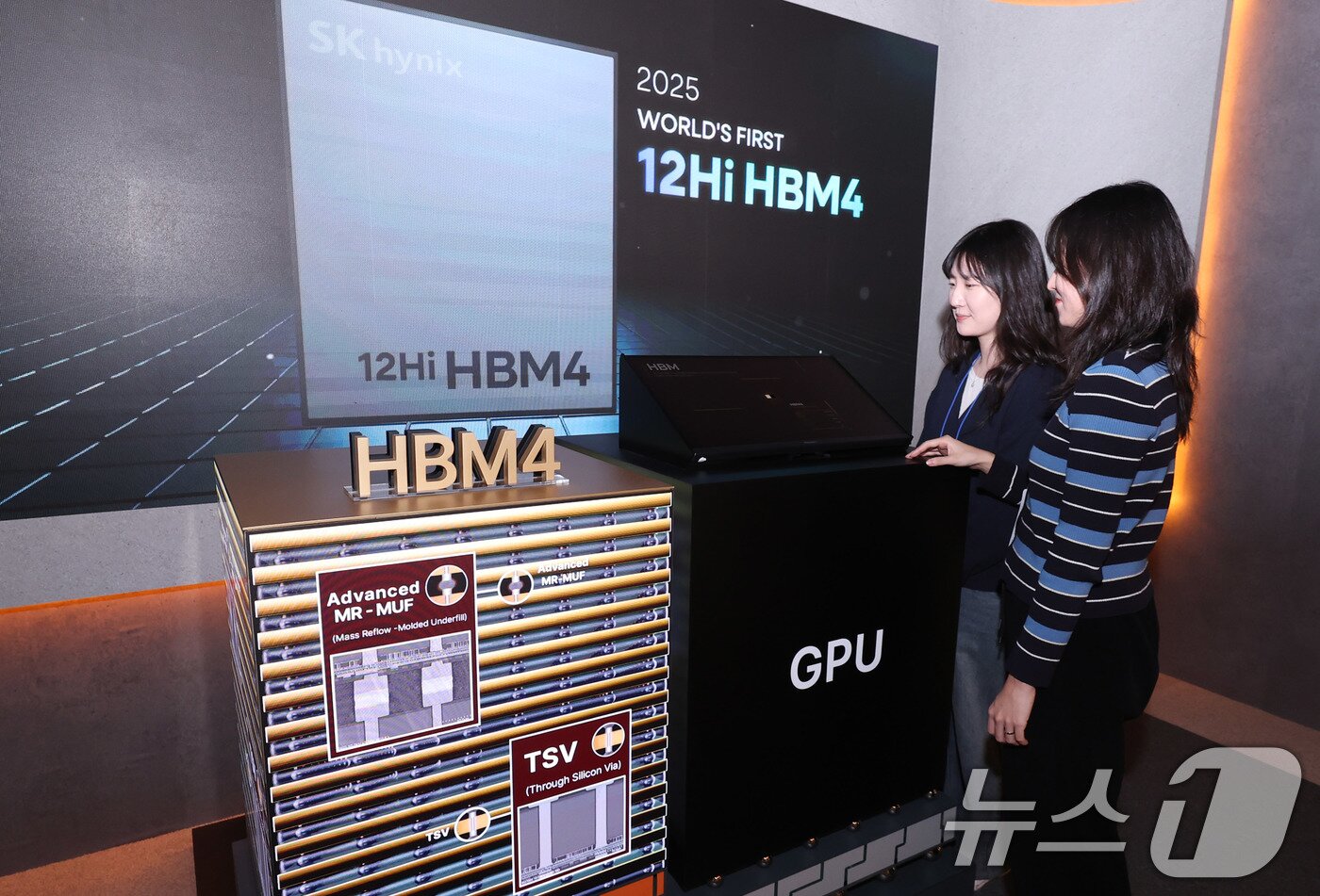 본문 이미지 - 22일 서울 강남구 코엑스에서 열린 제27회 반도체 대전&#40;SEDEX 2025&#41;을 찾은 관람객들이 SK하이닉스 부스에서 6세대 HBM&#40;HBM4&#41; 등을 살펴보고 있다.  2025.10.22/뉴스1 ⓒ News1 박지혜 기자