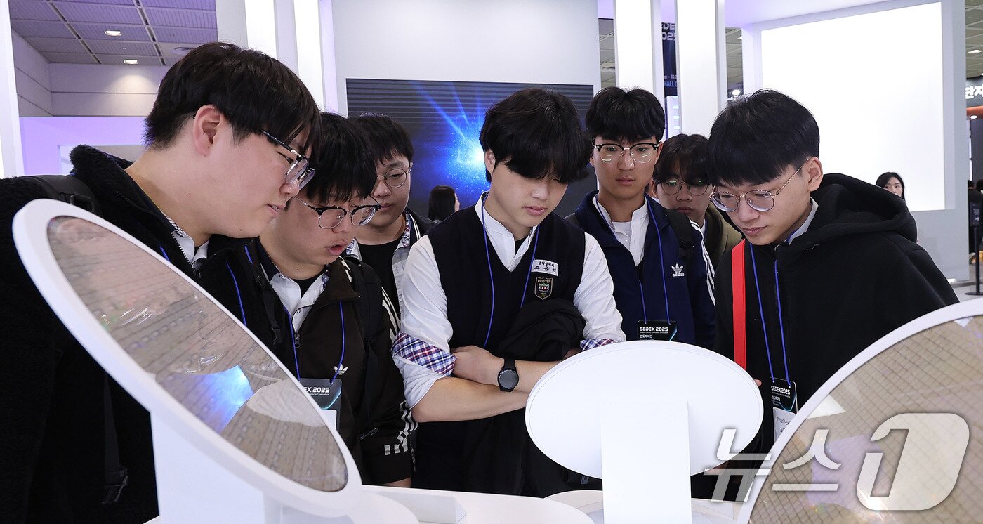 본문 이미지 - 22일 서울 강남구 코엑스에서 열린 제27회 반도체 대전&#40;SEDEX 2025&#41;을 찾은 관람객들이 전시를 둘러보고 있다.  2025.10.22/뉴스1 ⓒ News1 박지혜 기자