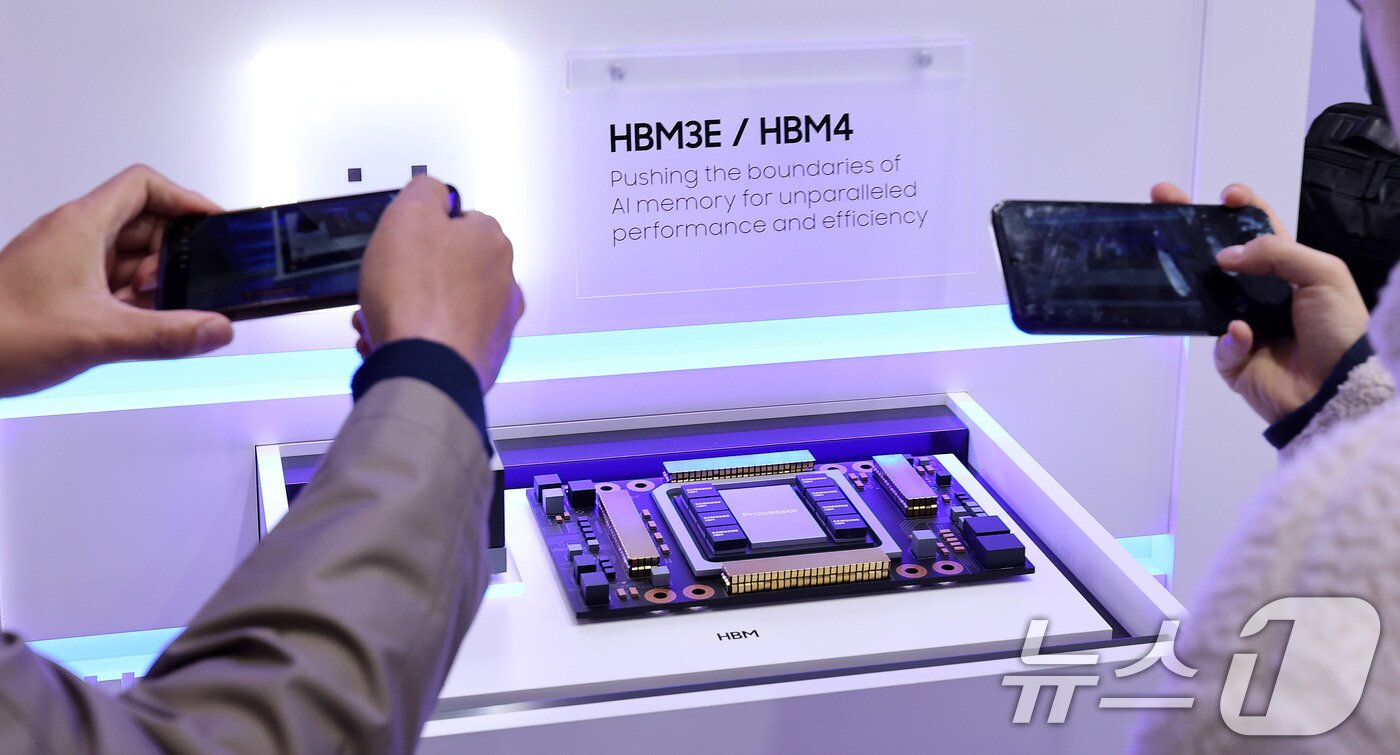 본문 이미지 - 22일 서울 강남구 코엑스에서 열린 제27회 반도체 대전&#40;SEDEX 2025&#41;을 찾은 관람객이 삼성전자 부스에서 HBM4를 둘러보고 있다.  2025.10.22/뉴스1 ⓒ News1 박지혜 기자