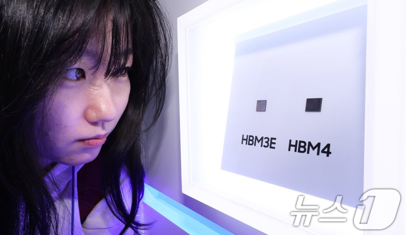 본문 이미지 - 22일 서울 강남구 코엑스에서 열린 제27회 반도체 대전&#40;SEDEX 2025&#41;을 찾은 관람객이 공개된 삼성전자 HBM4 실물을 살펴보고 있다.  2025.10.22/뉴스1 ⓒ News1 박지혜 기자