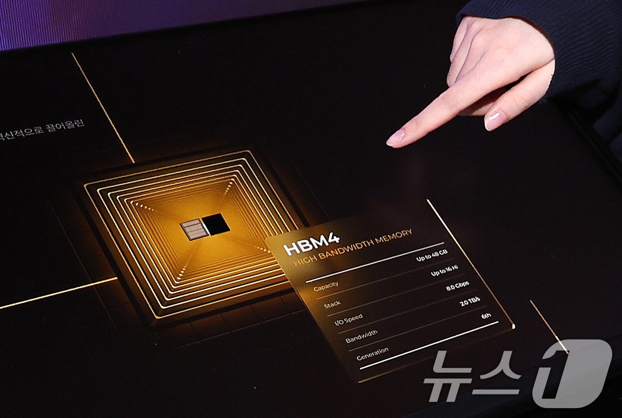 본문 이미지 - 22일 서울 강남구 코엑스에서 열린 제27회 반도체 대전&#40;SEDEX 2025&#41;을 찾은 관람객이 공개된 SK하이닉스 HBM4 실물을 살펴보고 있다.  2025.10.22/뉴스1 ⓒ News1 박지혜 기자