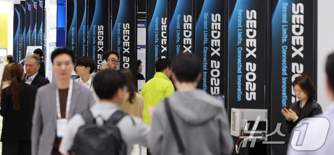 본문 이미지 - 22일 서울 강남구 코엑스에서 열린 제27회 반도체 대전&#40;SEDEX 2025&#41;을 찾은 관람객들이 전시를 둘러보고 있다.  2025.10.22/뉴스1 ⓒ News1 박지혜 기자