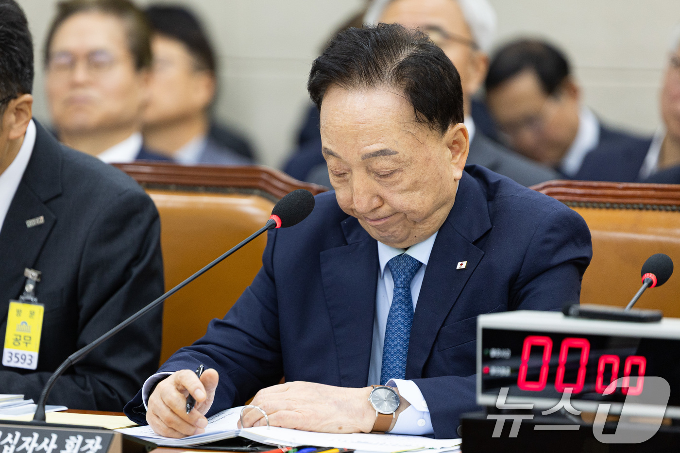 (서울=뉴스1) 유승관 기자 = 김철수 대한적십자사 회장이 22일 서울 여의도 국회에서 열린 보건복지위원회의 한국보건산업진흥원 등에 대한 국정감사에 출석해 굳은 표정으로 고개를 숙 …