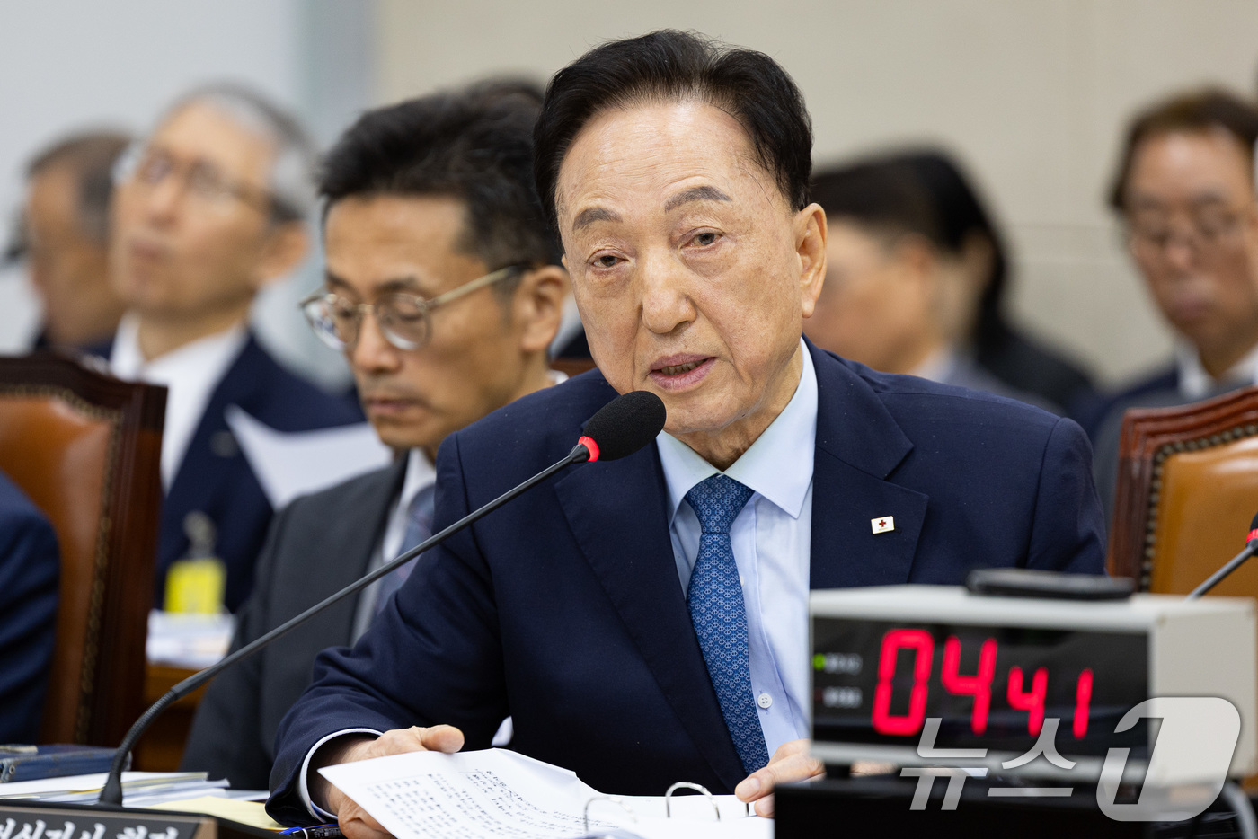 (서울=뉴스1) 유승관 기자 = 김철수 대한적십자사 회장이 22일 서울 여의도 국회에서 열린 보건복지위원회의 한국보건산업진흥원 등에 대한 국정감사에 출석해 의원 질의에 답하고 있다 …