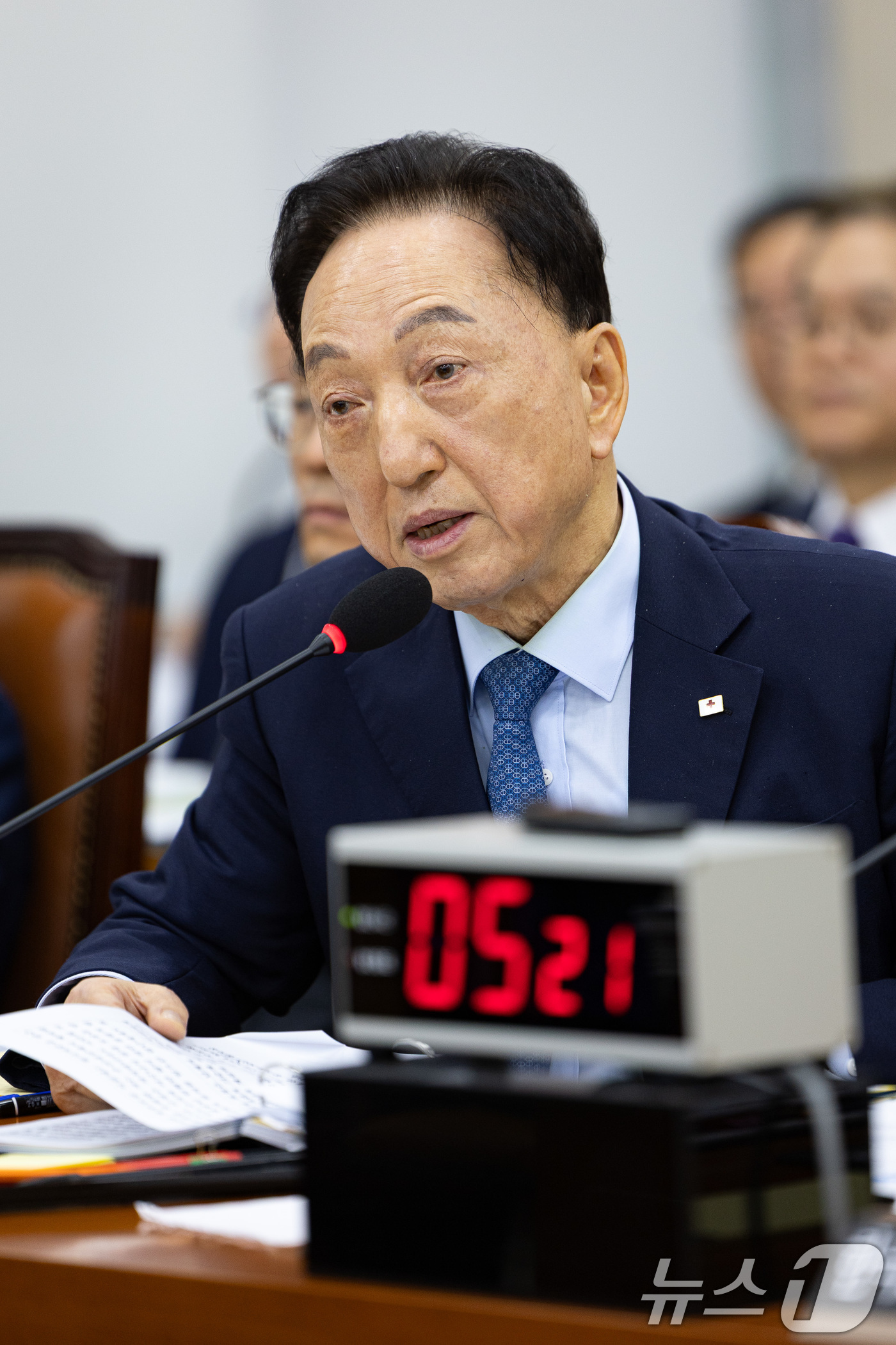 (서울=뉴스1) 유승관 기자 = 김철수 대한적십자사 회장이 22일 서울 여의도 국회에서 열린 보건복지위원회의 한국보건산업진흥원 등에 대한 국정감사에 출석해 의원 질의에 답하고 있다 …