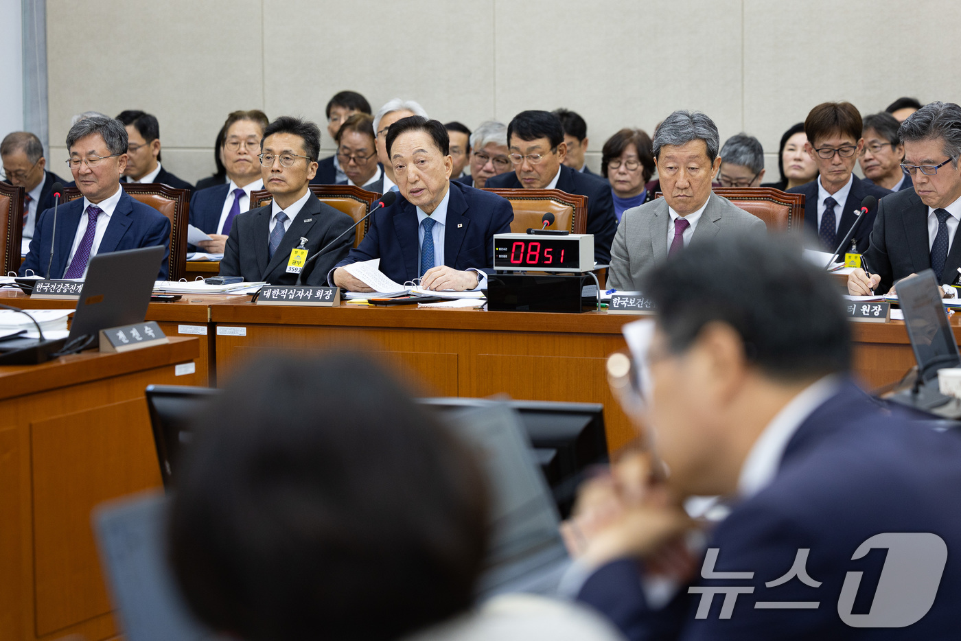 (서울=뉴스1) 유승관 기자 = 김철수 대한적십자사 회장이 22일 서울 여의도 국회에서 열린 보건복지위원회의 한국보건산업진흥원 등에 대한 국정감사에 출석해 의원 질의에 답하고 있다 …