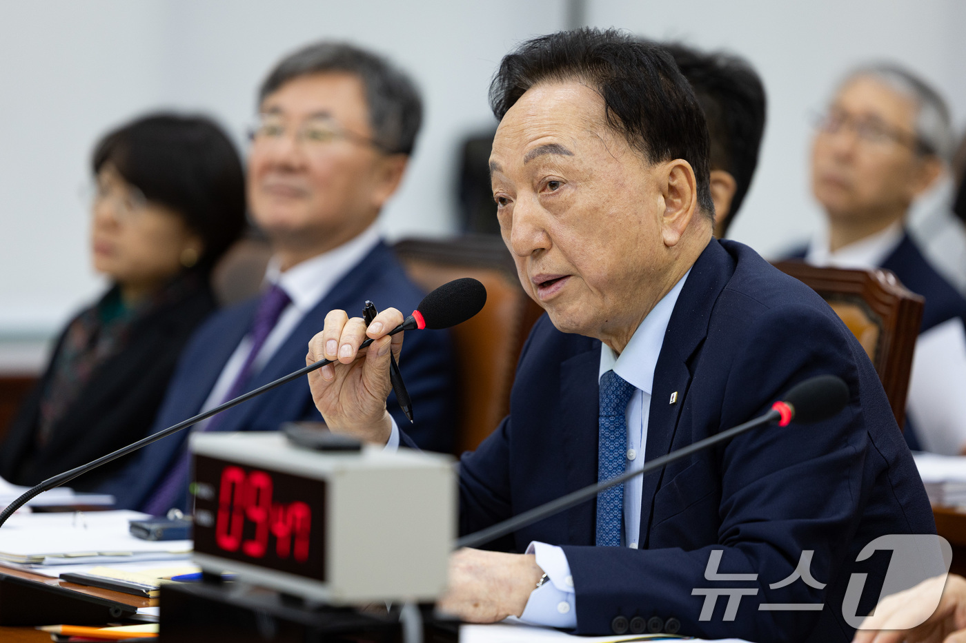 (서울=뉴스1) 유승관 기자 = 김철수 대한적십자사 회장이 22일 서울 여의도 국회에서 열린 보건복지위원회의 한국보건산업진흥원 등에 대한 국정감사에 출석해 의원 질의에 답하고 있다 …