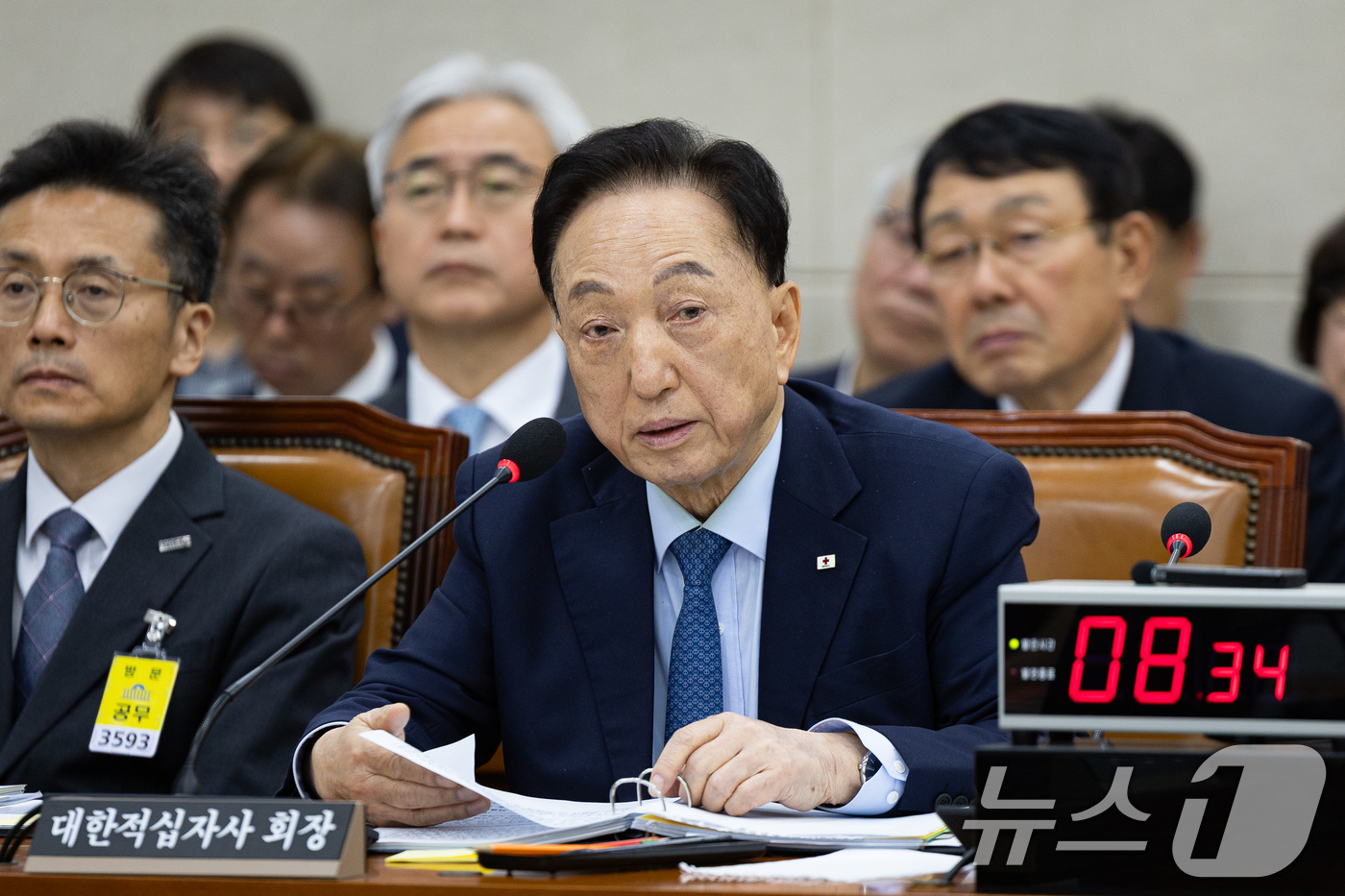 (서울=뉴스1) 유승관 기자 = 김철수 대한적십자사 회장이 22일 서울 여의도 국회에서 열린 보건복지위원회의 한국보건산업진흥원 등에 대한 국정감사에 출석해 의원 질의에 답하고 있다 …