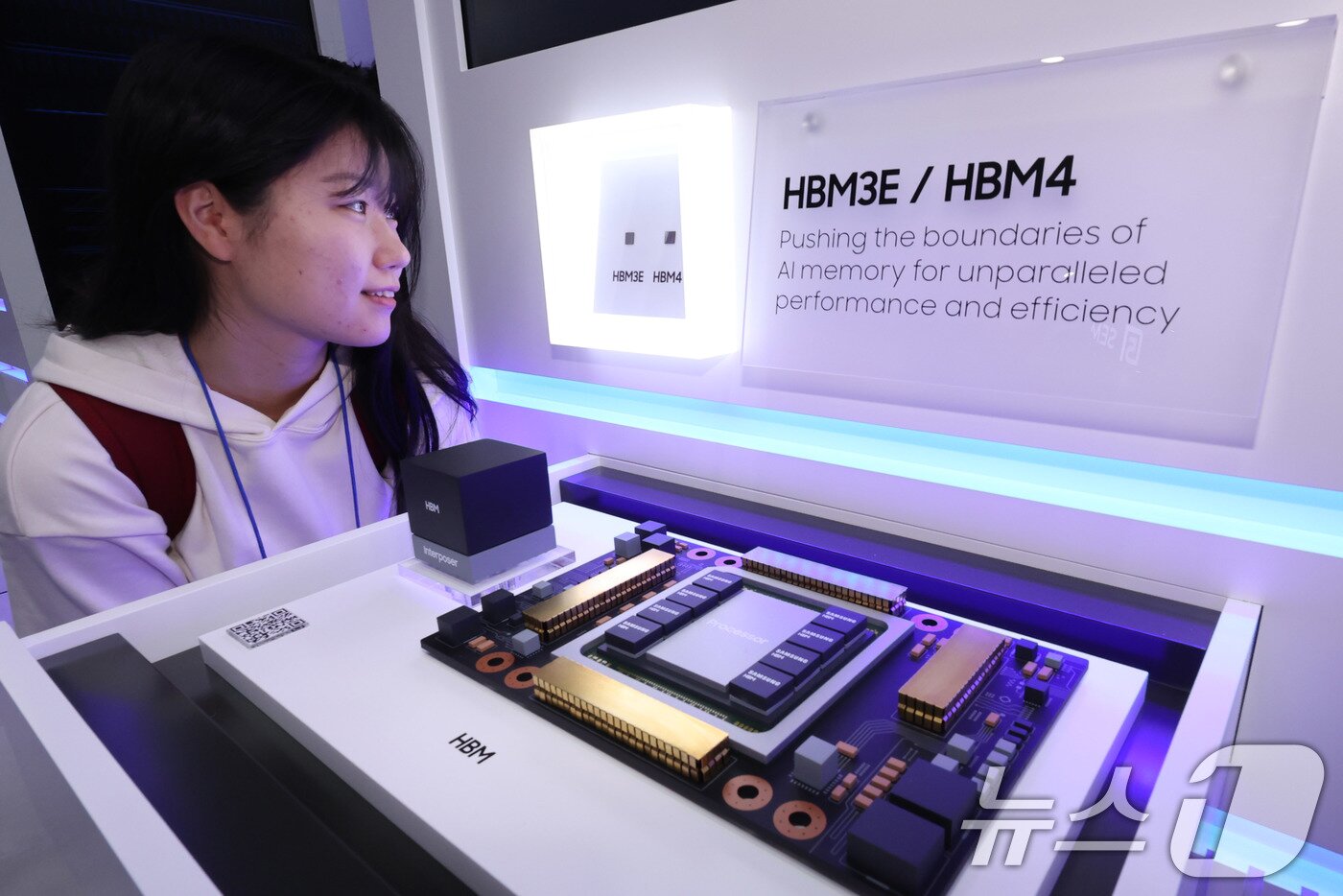 본문 이미지 - 22일 서울 강남구 코엑스에서 열린 제27회 반도체 대전&#40;SEDEX 2025&#41;을 찾은 관람객이 삼성전자 부스에서 HBM4를 둘러보고 있다. 한국반도체산업협회가 오는 24일까지 개최하는 이 행사는 국내 최대 반도체 전문전시회로 메모리 반도체, 시스템 반도체, 장비·부분품, 재료, 설비, 센서 분야 등 반도체 산업 생태계 전 분야가 참가했다. 2025.10.22/뉴스1 ⓒ News1 박지혜 기자