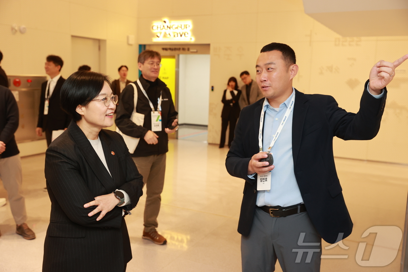 (서울=뉴스1) = 한성숙 중소벤처기업부 장관이 22일 경북 포항 체인지업그라운드에서 열린 '경북-포스코 혁신성장 벤처펀드 결성식' 참석 후 체인지업그라운드 현장을 둘러보고 있다. …