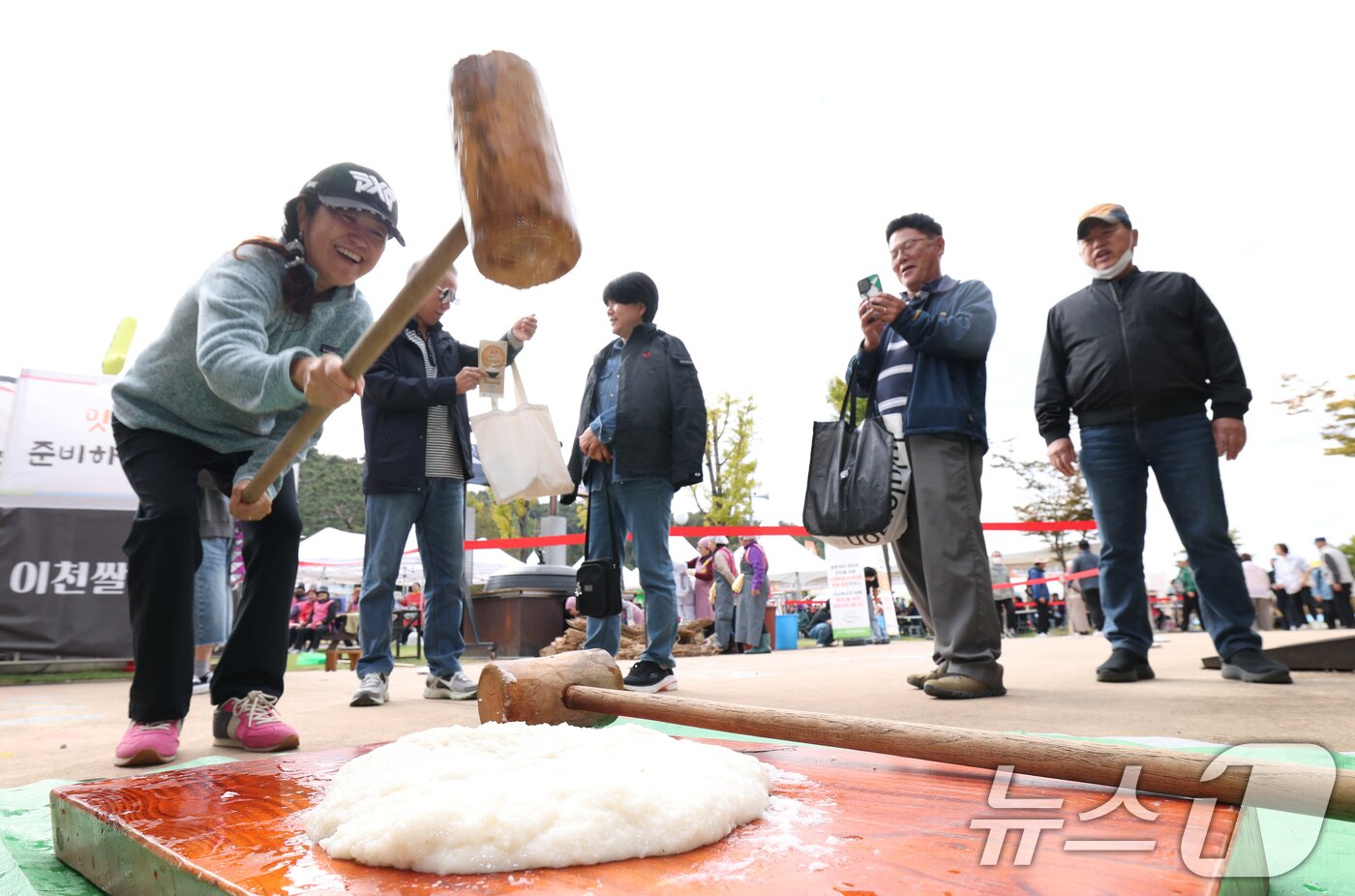 본문 이미지 - ‘제24회 이천쌀문화축제’가 개막한 22일 경기 이천시 모가면 이천농업테마공원에서 관광객들이 떡메치기 체험을 하고 있다. 2025.10.22/뉴스1 ⓒ News1 김영운 기자