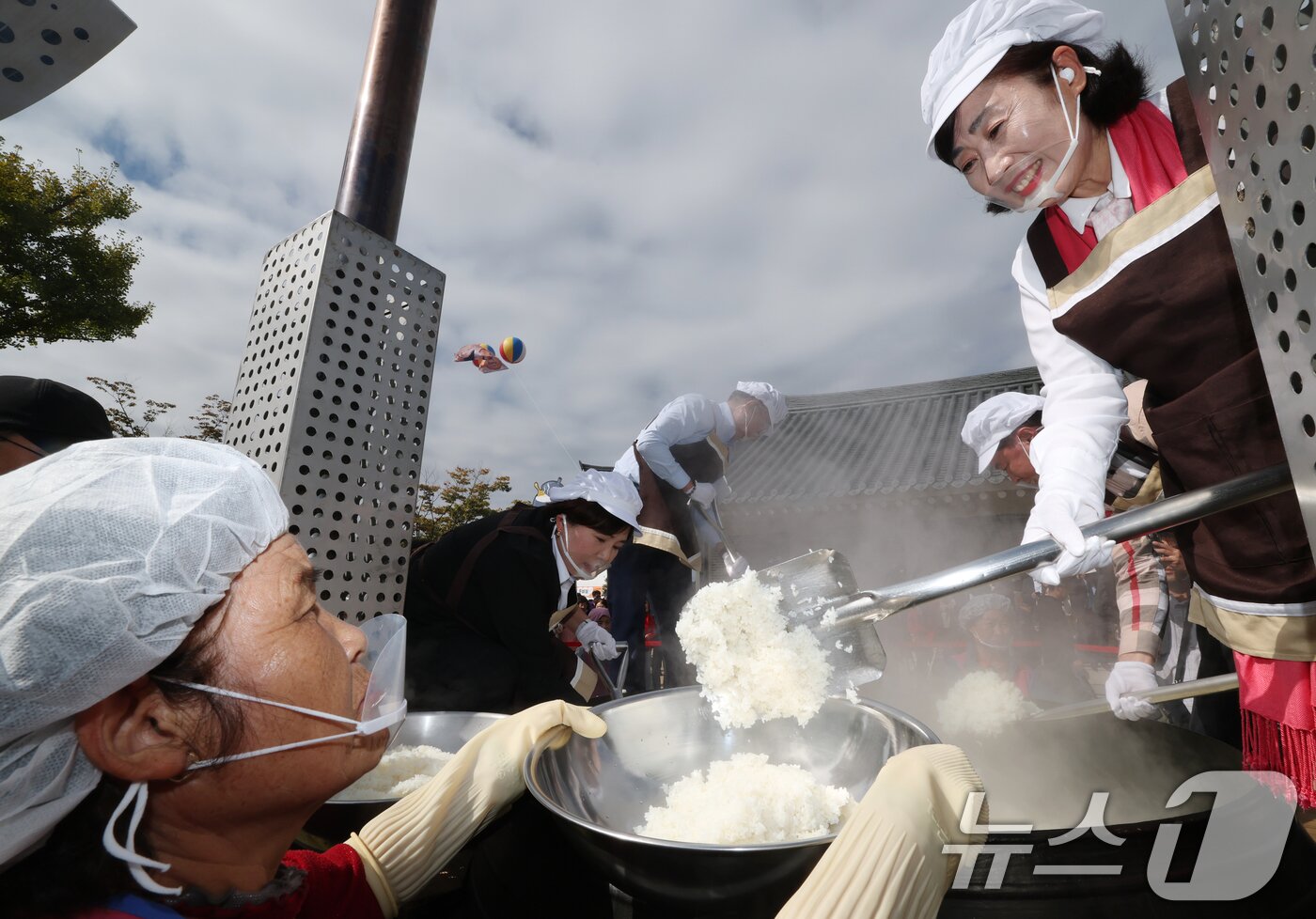 본문 이미지 - ‘제24회 이천쌀문화축제’가 개막한 22일 경기 이천시 모가면 이천농업테마공원에서 행사 관계자들이 2000인분 가마솥 밥을 푸고 있다. 2025.10.22/뉴스1 ⓒ News1 김영운 기자