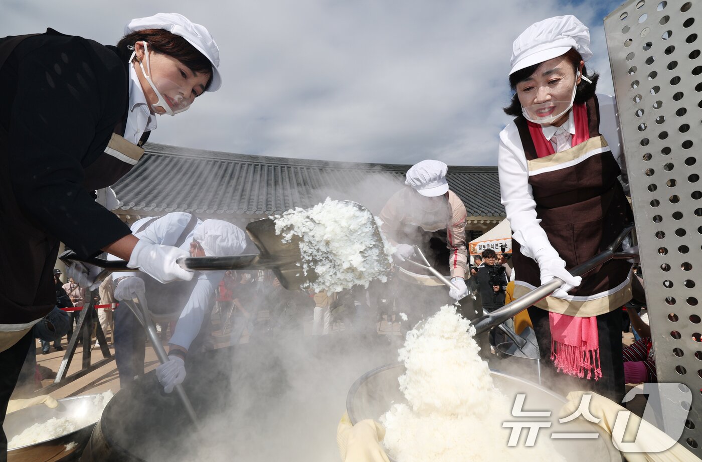 본문 이미지 - ‘제24회 이천쌀문화축제’가 개막한 22일 경기 이천시 모가면 이천농업테마공원에서 행사 관계자들이 2000인분 가마솥 밥을 푸고 있다. 2025.10.22/뉴스1 ⓒ News1 김영운 기자