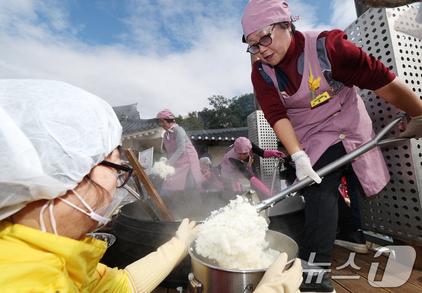 본문 이미지 - ‘제24회 이천쌀문화축제’가 개막한 22일 경기 이천시 모가면 이천농업테마공원에서 행사 관계자들이 2000인분 가마솥 밥을 푸고 있다. 2025.10.22/뉴스1 ⓒ News1 김영운 기자