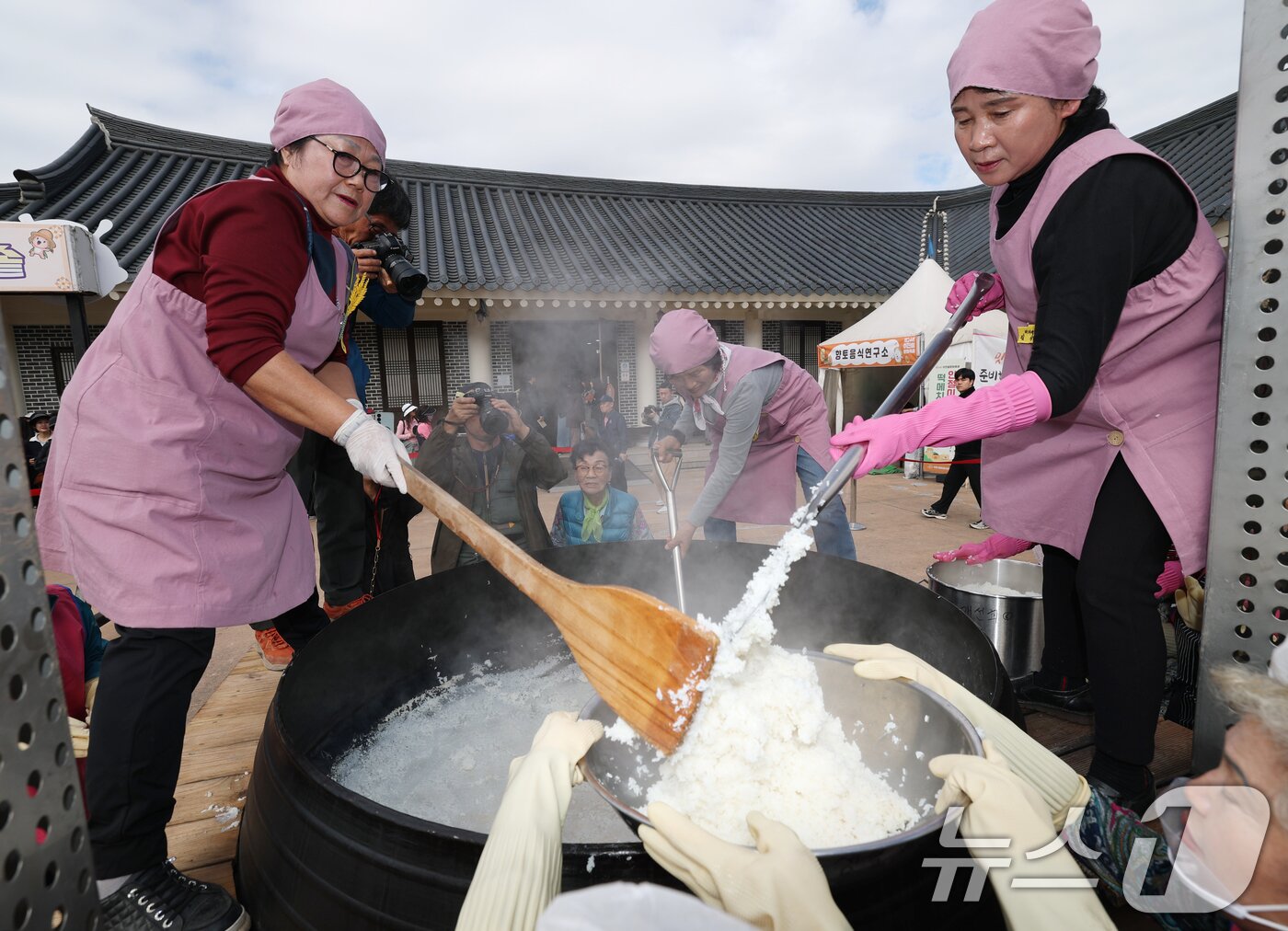 본문 이미지 - ‘제24회 이천쌀문화축제’가 개막한 22일 경기 이천시 모가면 이천농업테마공원에서 행사 관계자들이 2000인분 가마솥 밥을 푸고 있다. 2025.10.22/뉴스1 ⓒ News1 김영운 기자