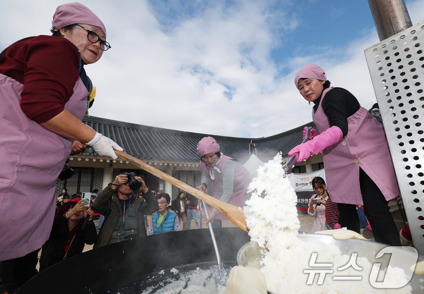 본문 이미지 - ‘제24회 이천쌀문화축제’가 개막한 22일 경기 이천시 모가면 이천농업테마공원에서 행사 관계자들이 2000인분 가마솥 밥을 푸고 있다. 2025.10.22/뉴스1 ⓒ News1 김영운 기자