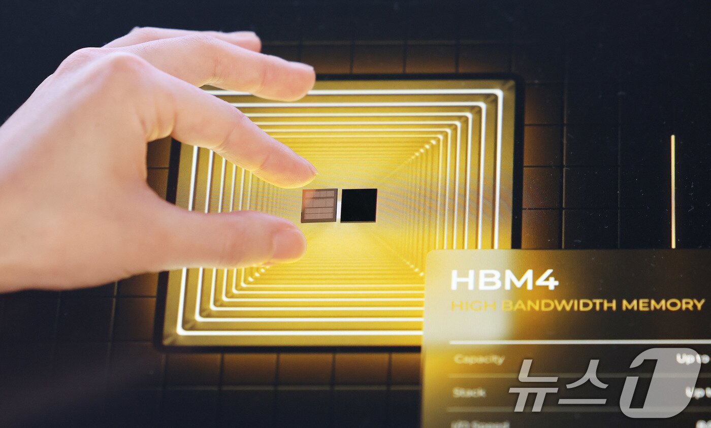 본문 이미지 - 10월 22일 서울 강남구 코엑스에서 열린 제27회 반도체 대전&#40;SEDEX 2025&#41;을 찾은 관람객이 공개된 SK하이닉스 HBM4 실물을 살펴보고 있다. 2025.10.22/뉴스1 ⓒ News1 박지혜 기자