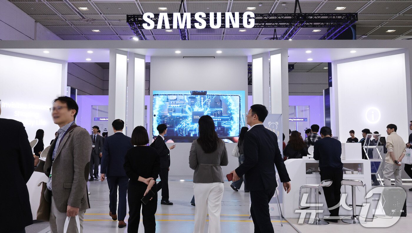 본문 이미지 - 22일 서울 강남구 코엑스에서 열린 제27회 반도체 대전&#40;SEDEX 2025&#41;을 찾은 관람객들이 전시를 둘러보고 있다.  2025.10.22/뉴스1 ⓒ News1 박지혜 기자