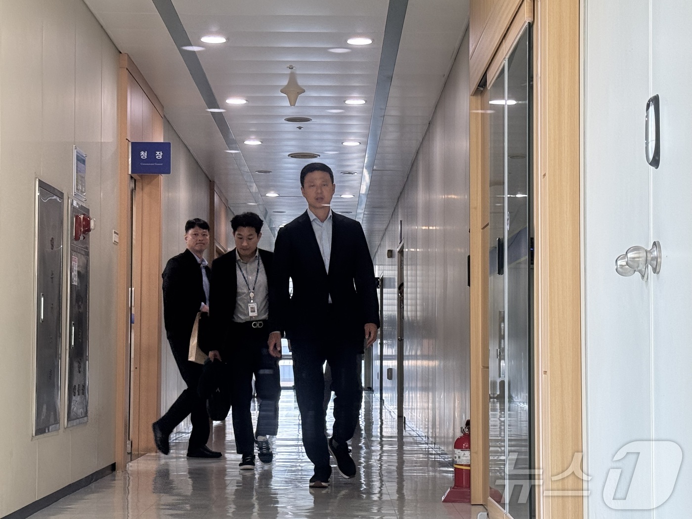 (전주=뉴스1) 장수인 기자 = 22일 오후 순직해병 특검팀 관계자들이 전주시 김철문 전북경찰청장실에서 압수수색을 마치고 나오고 있다. 2025.10.22/뉴스1