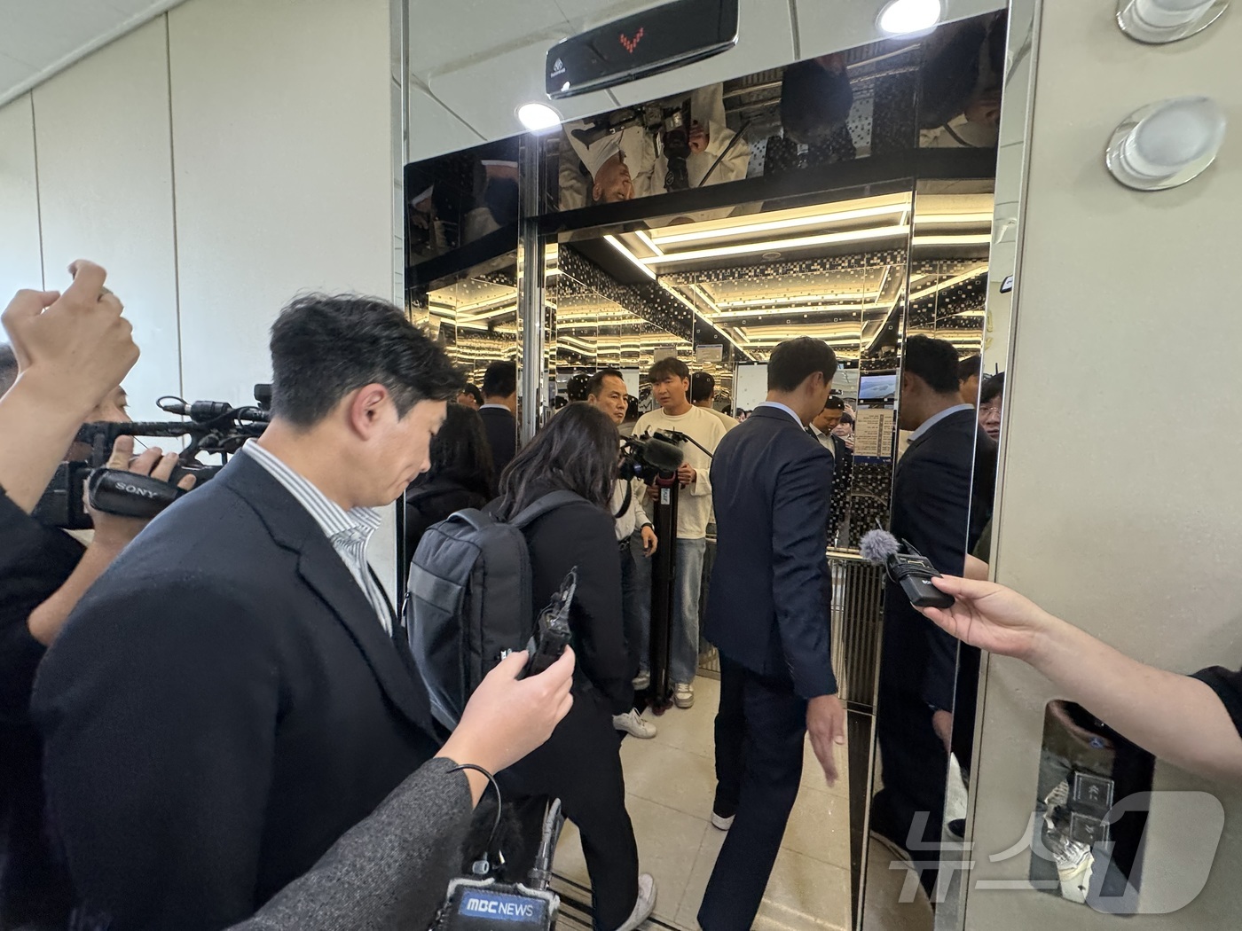 (전주=뉴스1) 장수인 기자 = 22일 오후 순직해병 특검팀 관계자들이 전주시 김철문 전북경찰청장실에서 압수수색을 마치고 나오고 있다. 2025.10.22/뉴스1