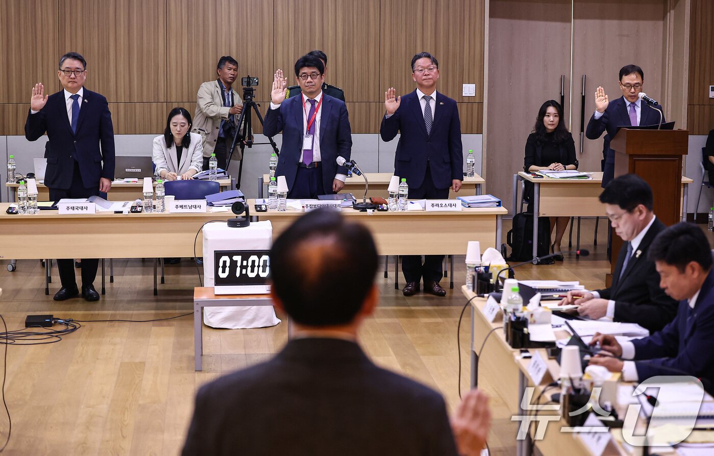 본문 이미지 - 박용민 주태국대사&#40;왼쪽부터&#41;, 김현수 주캄보디아 대사대리, 정영수 주라오스대사, 최영삼 주베트남대사가 22일&#40;현지시간&#41; 캄보디아 프놈펜 주캄보디아 한국 대사관에서 열린 외교통일위원회 주캄보디아대사관·주베트남대사관·주태국대사관·주라오스대사관에 대한 국정감사에 출석해 증인선서를 하고 있다. 2025.10.22/뉴스1 ⓒ News1 김도우 기자