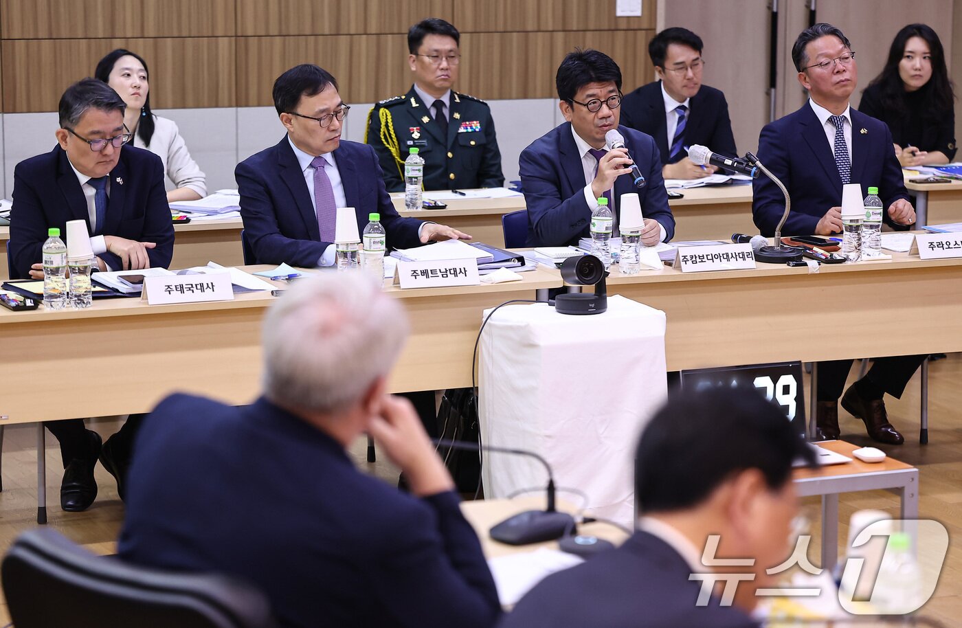 본문 이미지 - 김현수 주캄보디아 대사대리가 22일&#40;현지시간&#41; 캄보디아 프놈펜 주캄보디아 한국 대사관에서 열린 외교통일위원회 주캄보디아대사관·주베트남대사관·주태국대사관·주라오스대사관에 대한 국정감사에 출석해 증인선서를 하고 있다. 2025.10.22/뉴스1 ⓒ News1 김도우 기자