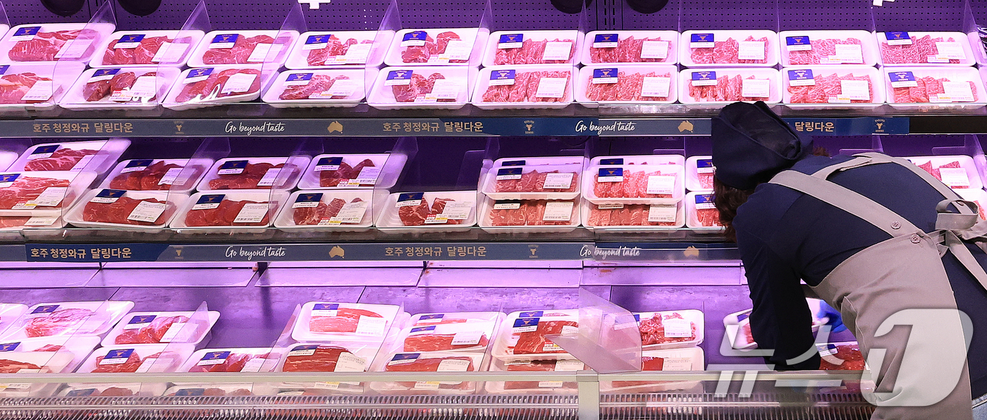 (서울=뉴스1) 이호윤 기자 = 한국은행이 발표한 9월 생산자물가지수가 전월 대비 0.4% 오르며 한 달 만에 상승세로 전환됐다. 농림수산품은 전월 대비 0.4% 오르며 품목별로 …