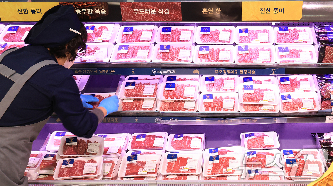 (서울=뉴스1) 이호윤 기자 = 한국은행이 발표한 9월 생산자물가지수가 전월 대비 0.4% 오르며 한 달 만에 상승세로 전환됐다. 농림수산품은 전월 대비 0.4% 오르며 품목별로 …