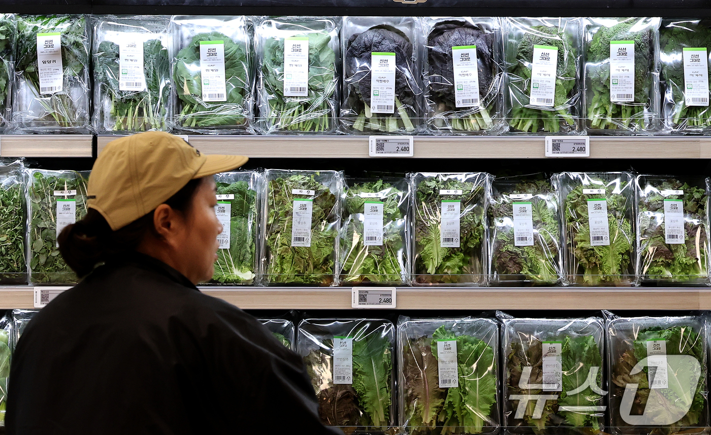 (서울=뉴스1) 이호윤 기자 = 한국은행이 발표한 9 생산자물가지수가 전월 대비 0.4% 오르며 한 달 만에 상승세로 전환됐다. 농림수산품은 전월 대비 0.4% 오르며 품목별로 상 …