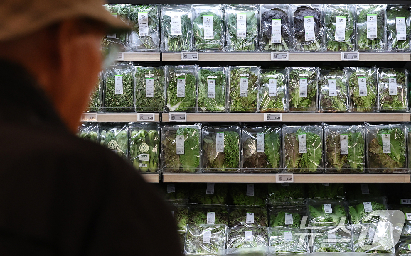 (서울=뉴스1) 이호윤 기자 = 한국은행이 발표한 9월 생산자물가지수가 전월 대비 0.4% 오르며 한 달 만에 상승세로 전환됐다. 농림수산품은 전월 대비 0.4% 오르며 품목별로 …