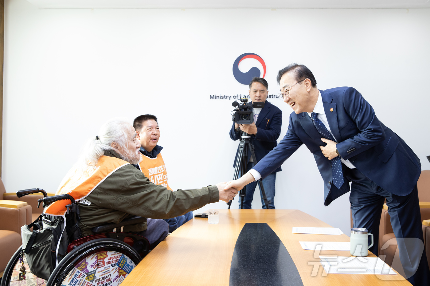 (서울=뉴스1) = 김윤덕 국토교통부 장관이 22일 서울 국토발전전시관에서 박경석 전국장애인차별철폐연대 대표와 악수를 하고 있다.이날 김 장관은 교통약자의 이동편의 증진을 위한 법 …