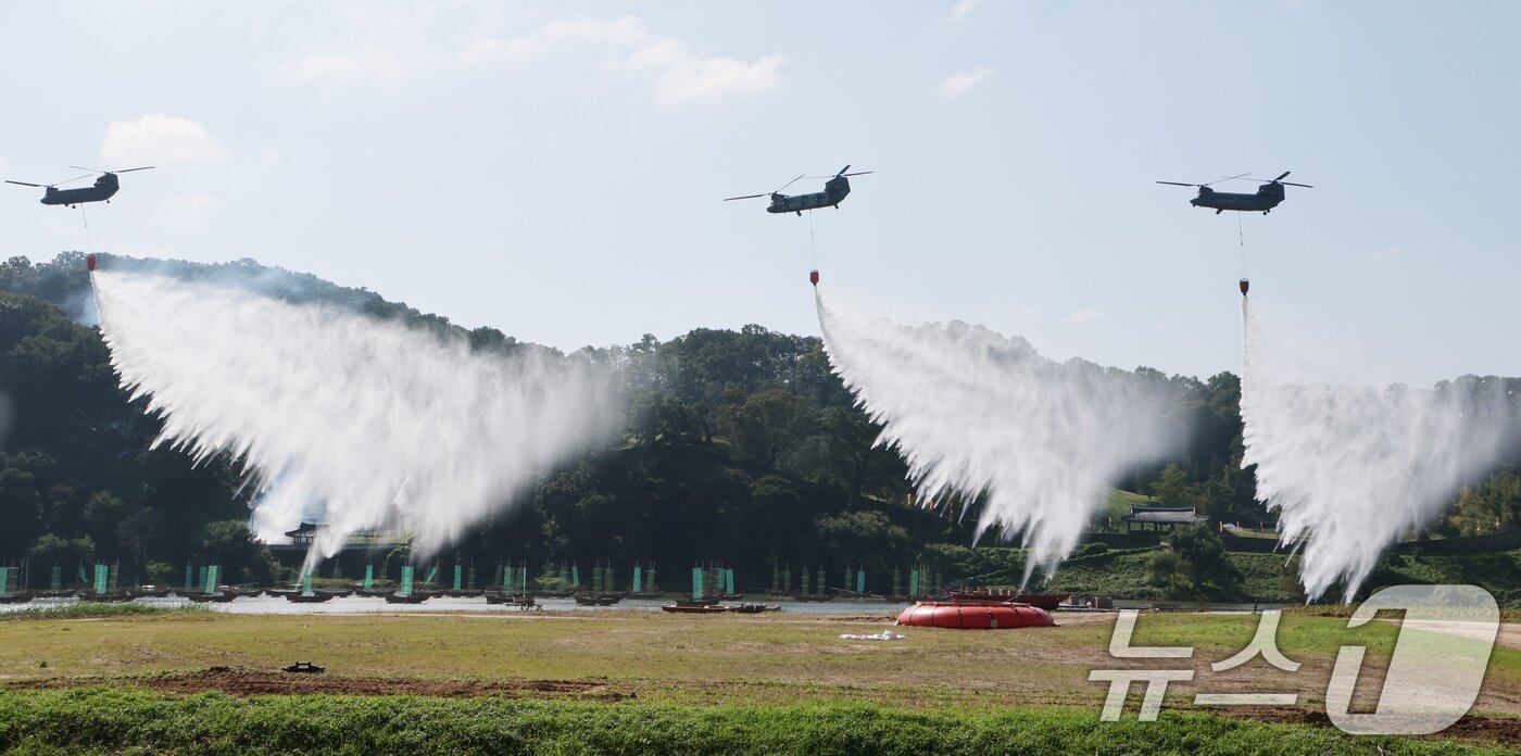 본문 이미지 - 22일 충남 공주 금강변에서 열린 2025 산불진화 통합훈련에서 산불진화 헬기들이 공중 진화를 전개하고 있다. 이날 훈련은 충남, 공주, 산림청, 소방, 군, 경찰, 기상청 등 7개 기관 총 650여 명이 참여 했으며 김민석 국무총리가 훈련을 참관했다. 2025.10.22/뉴스1 ⓒ News1 김기태 기자
