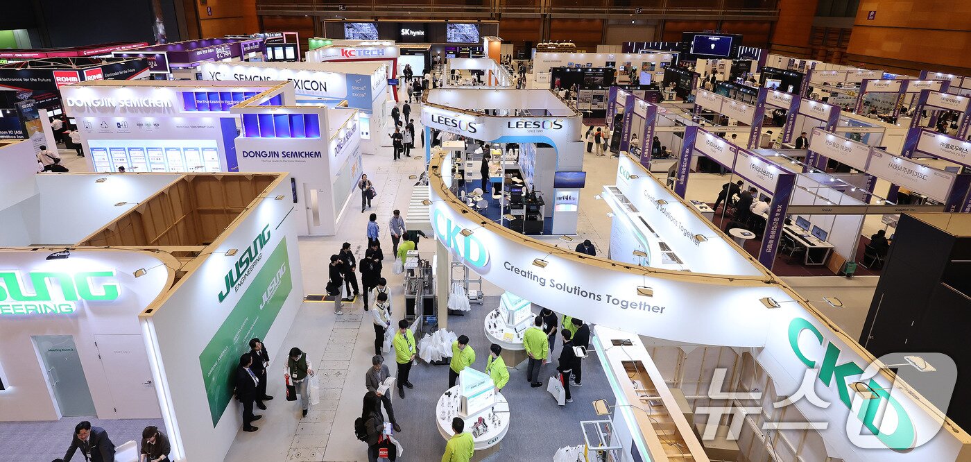 본문 이미지 - 22일 서울 강남구 코엑스에서 열린 제27회 반도체 대전&#40;SEDEX 2025&#41;을 찾은 관람객들이 전시를 둘러보고 있다.  2025.10.22/뉴스1 ⓒ News1 박지혜 기자