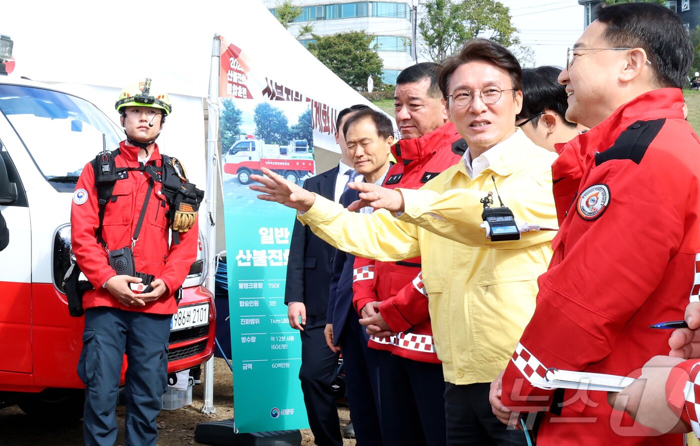 본문 이미지 - 김민석 국무총리가 22일 오전 충남 공주시 금강변에서 열린 2025 산불진화 통합훈련에 앞서 산불진화 장비들에 대한 설명을 들으며 김인호 산림청장과 이야기를 나누고 있다. 2025.10.22/뉴스1 ⓒ News1 김기남 기자