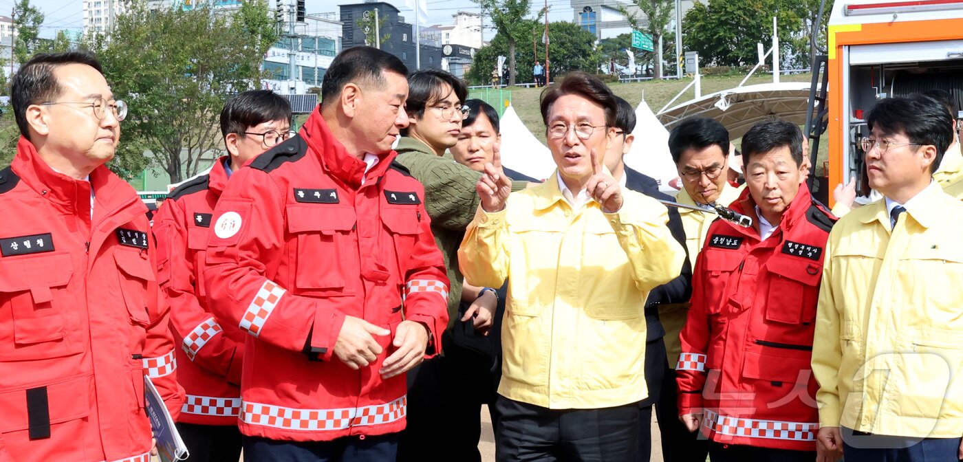 본문 이미지 - 김민석 국무총리가 22일 오전 충남 공주시 금강변에서 열린 2025 산불진화 통합훈련에 앞서 산불진화 장비들에 대한 설명을 듣고 있다. 2025.10.22/뉴스1 ⓒ News1 김기남 기자