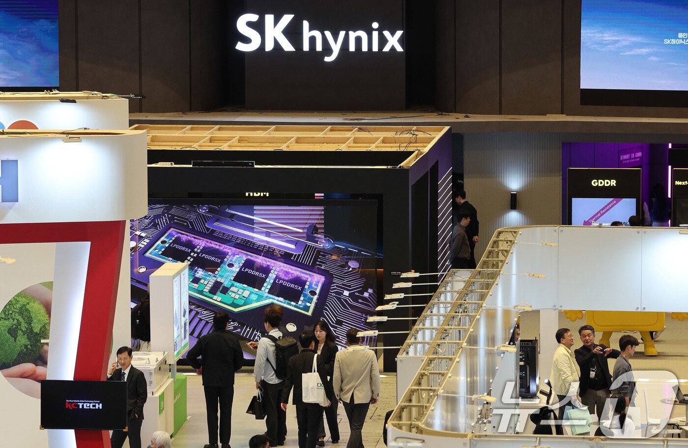 본문 이미지 - 22일 서울 강남구 코엑스에서 열린 제27회 반도체 대전&#40;SEDEX 2025&#41;을 찾은 관람객들이 전시를 둘러보고 있다.  2025.10.22/뉴스1 ⓒ News1 박지혜 기자