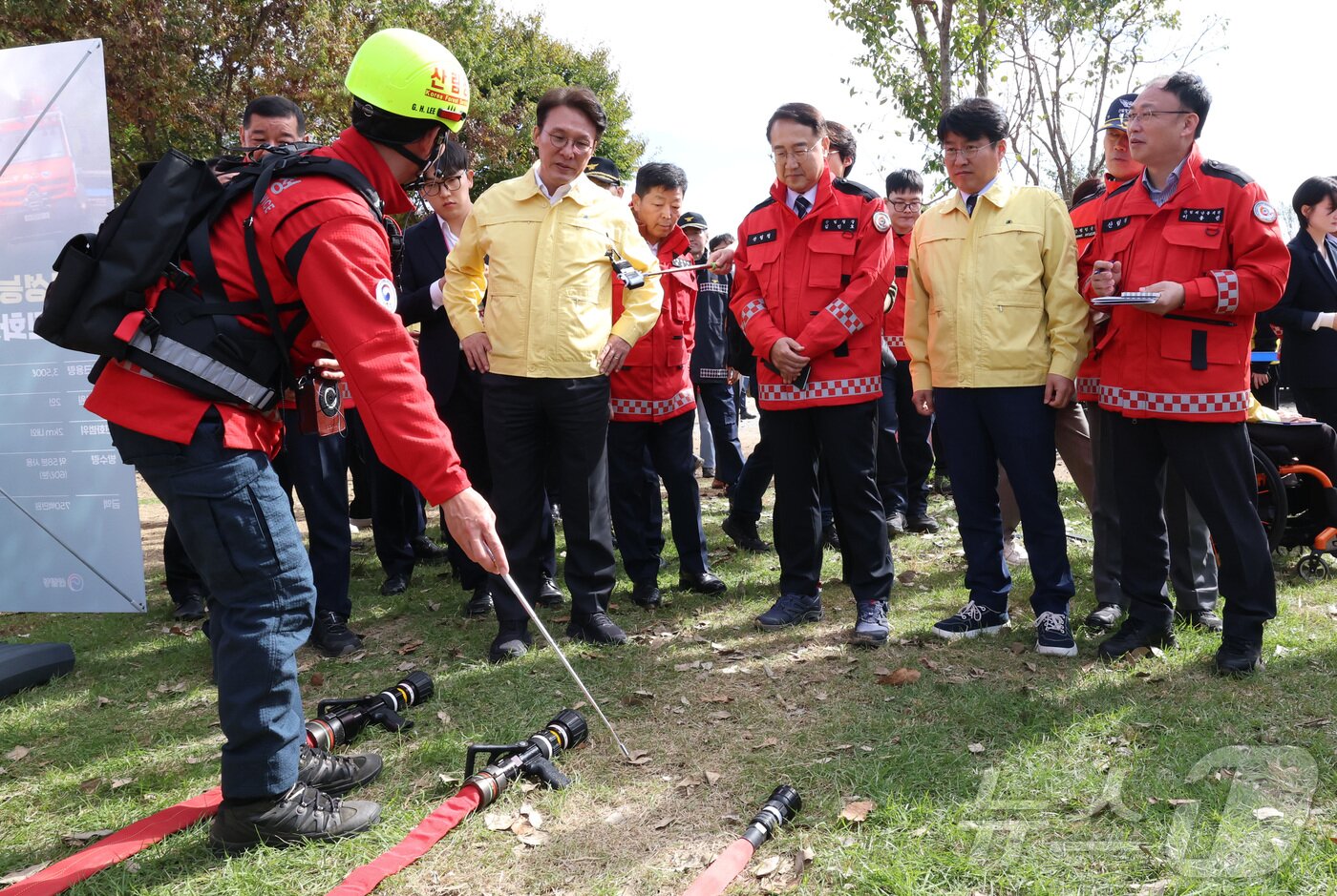 본문 이미지 - 김민석 국무총리가 22일 오전 충남 공주시 금강변에서 열린 2025 산불진화 통합훈련에 앞서 산불진화 장비들에 대한 설명을 듣고 있다. 2025.10.22/뉴스1 ⓒ News1 김기남 기자