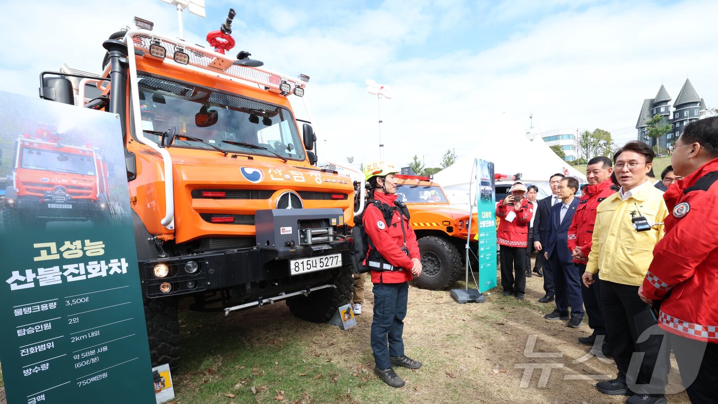 본문 이미지 - 김민석 국무총리가 22일 오전 충남 공주시 금강변에서 열린 2025 산불진화 통합훈련에 앞서 산불진화 장비들에 대한 설명을 듣고 있다. 2025.10.22/뉴스1 ⓒ News1 김기남 기자