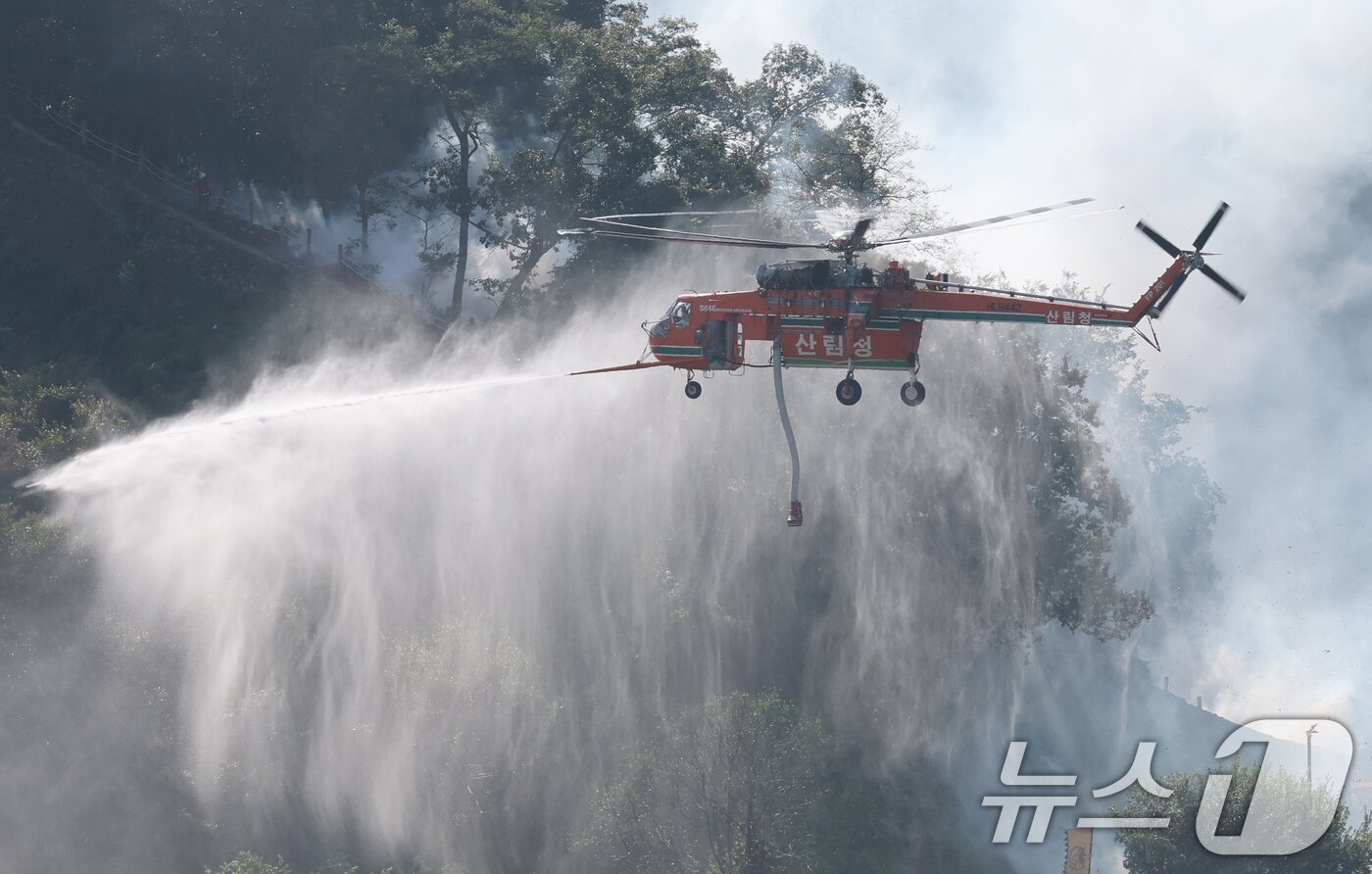 본문 이미지 - 22일 충남 공주 금강변에서 열린 2025 산불진화 통합훈련에서 산불진화 헬기들이 공중 진화를 전개하고 있다. 이날 훈련은 충남, 공주, 산림청, 소방, 군, 경찰, 기상청 등 7개 기관 총 650여 명이 참여 했으며 김민석 국무총리가 훈련을 참관했다. 2025.10.22/뉴스1 ⓒ News1 김기태 기자