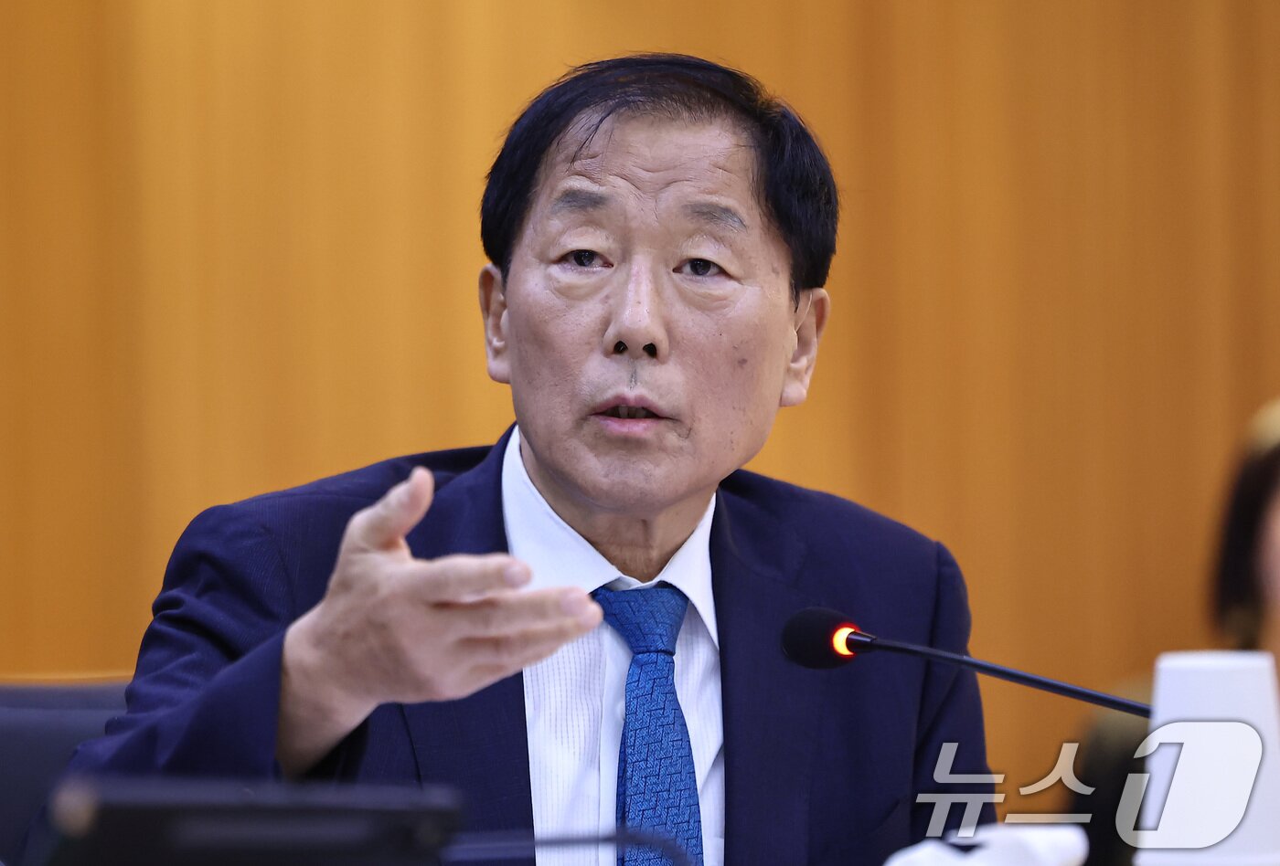 본문 이미지 - 윤후덕 의원이 22일&#40;현지시간&#41; 캄보디아 프놈펜 주캄보디아 한국 대사관에서 열린 외교통일위원회 주캄보디아대사관·주베트남대사관·주태국대사관·주라오스대사관에 대한 국정감사에서 질의를 하고 있다. 2025.10.22/뉴스1 ⓒ News1 김도우 기자