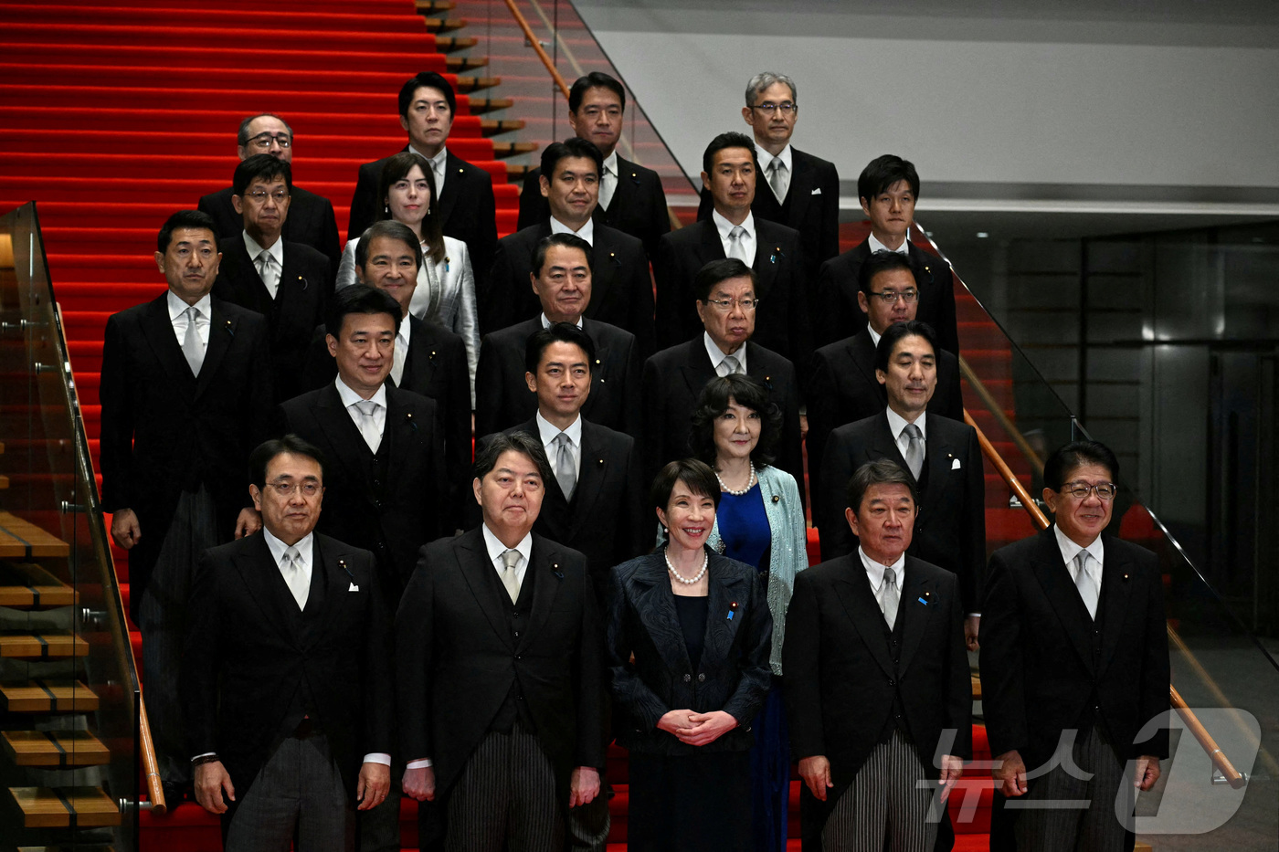 (도쿄 로이터=뉴스1) 최종일 선임기자 = 일본의 다카이치 사나에(맨 첫줄 가운데) 신임 총리가 21일(현지시간) 도쿄 총리실에서 새 각료들과 사진 포즈를 취했다. 2025.10. …
