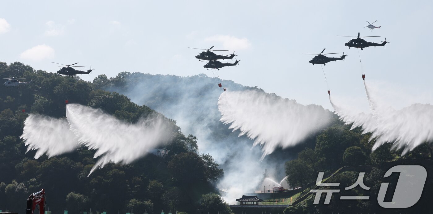 본문 이미지 - 22일 충남 공주 금강변에서 열린 2025 산불진화 통합훈련에서 산불진화 헬기들이 공중 진화를 전개하고 있다. 이날 훈련은 충남, 공주, 산림청, 소방, 군, 경찰, 기상청 등 7개 기관 총 650여 명이 참여 했으며 김민석 국무총리가 훈련을 참관했다. 2025.10.22/뉴스1 ⓒ News1 김기태 기자