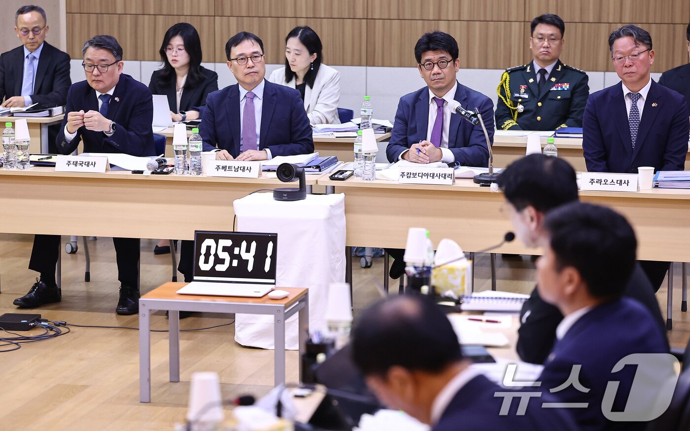 본문 이미지 - 박용민 주태국대사&#40;왼쪽부터&#41;, 최영삼 주베트남대사,김현수 주캄보디아 대사대리, 정영수 주라오스대사가 22일&#40;현지시간&#41; 캄보디아 프놈펜 주캄보디아 한국 대사관에서 열린 외교통일위원회 주캄보디아대사관·주베트남대사관·주태국대사관·주라오스대사관에 대한 국정감사에 출석해 의원 질의를 듣고 있다. 2025.10.22/뉴스1 ⓒ News1 김도우 기자