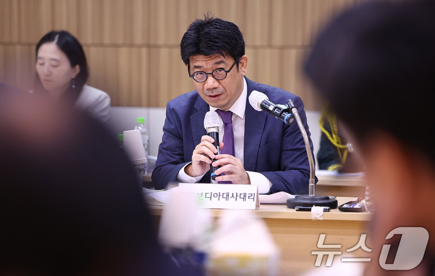 본문 이미지 - 김현수 주캄보디아 대사대리가 22일&#40;현지시간&#41; 캄보디아 프놈펜 주캄보디아 한국 대사관에서 열린 외교통일위원회 주캄보디아대사관·주베트남대사관·주태국대사관·주라오스대사관에 대한 국정감사에 출석해 의원 질의에 답하고 있다. 2025.10.22/뉴스1 ⓒ News1 김도우 기자