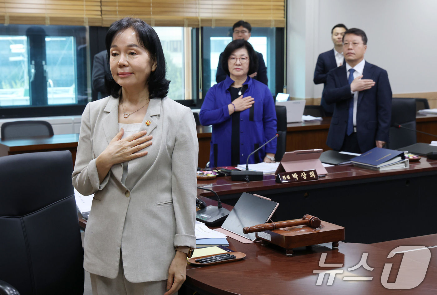(서울=뉴스1) 임세영 기자 = 송경희 개인정보보호위원회 위원장이 22일 서울 종로구 정부서울청사에서 열린 제22회 전체회의에서 국민의례를 하고 있다. 2025.10.22/뉴스1