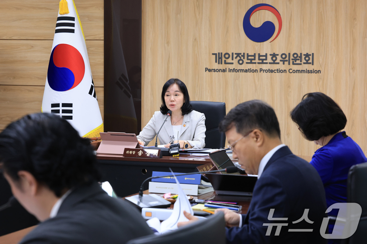 (서울=뉴스1) 임세영 기자 = 송경희 개인정보보호위원회 위원장이 22일 서울 종로구 정부서울청사에서 열린 제22회 전체회의에서 모두발언을 하고 있다. 2025.10.22/뉴스1