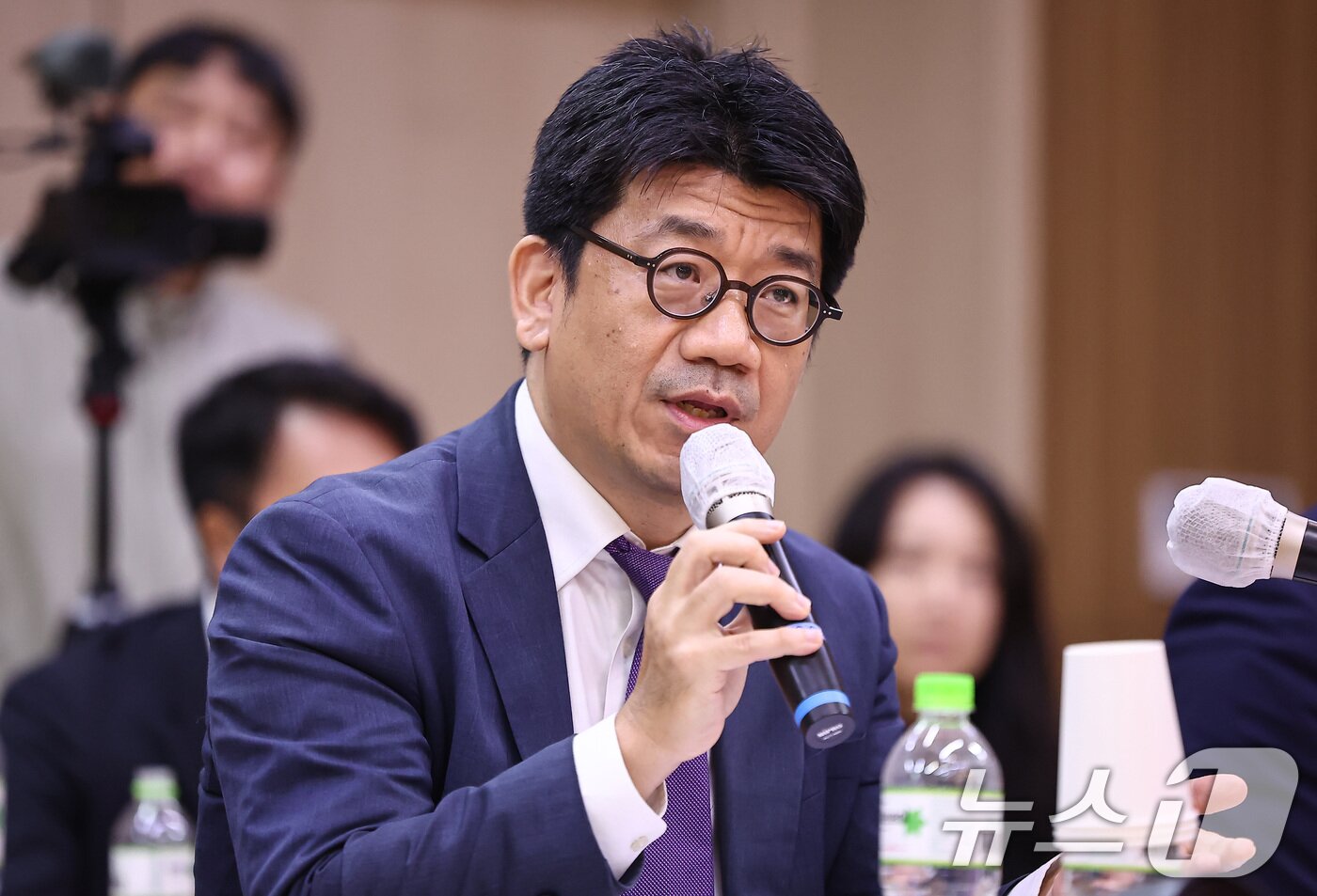 본문 이미지 - 김현수 주캄보디아 대사대리가 22일&#40;현지시간&#41; 캄보디아 프놈펜 주캄보디아 한국 대사관에서 열린 외교통일위원회 주캄보디아대사관·주베트남대사관·주태국대사관·주라오스대사관에 대한 국정감사에 출석해 의원 질의에 답하고 있다. 2025.10.22/뉴스1 ⓒ News1 김도우 기자